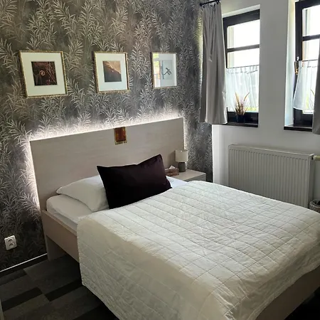 Slameny Dom & Malá Ida