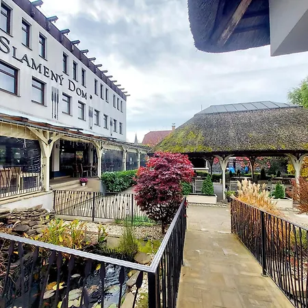 Slameny Dom & 4* Malá Ida