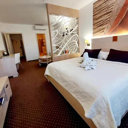 Slameny Dom & Hotel