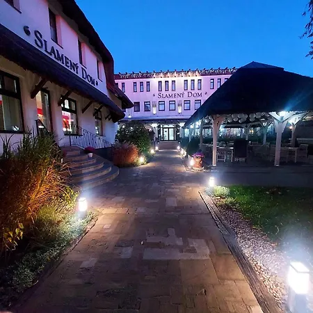 Slameny Dom &
