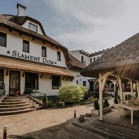 Slameny Dom & Отель