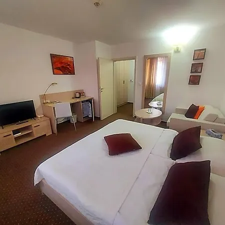Slameny Dom & Hotel