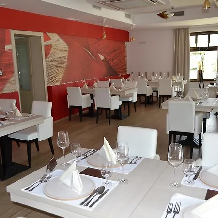 Slameny Dom & Malá Ida